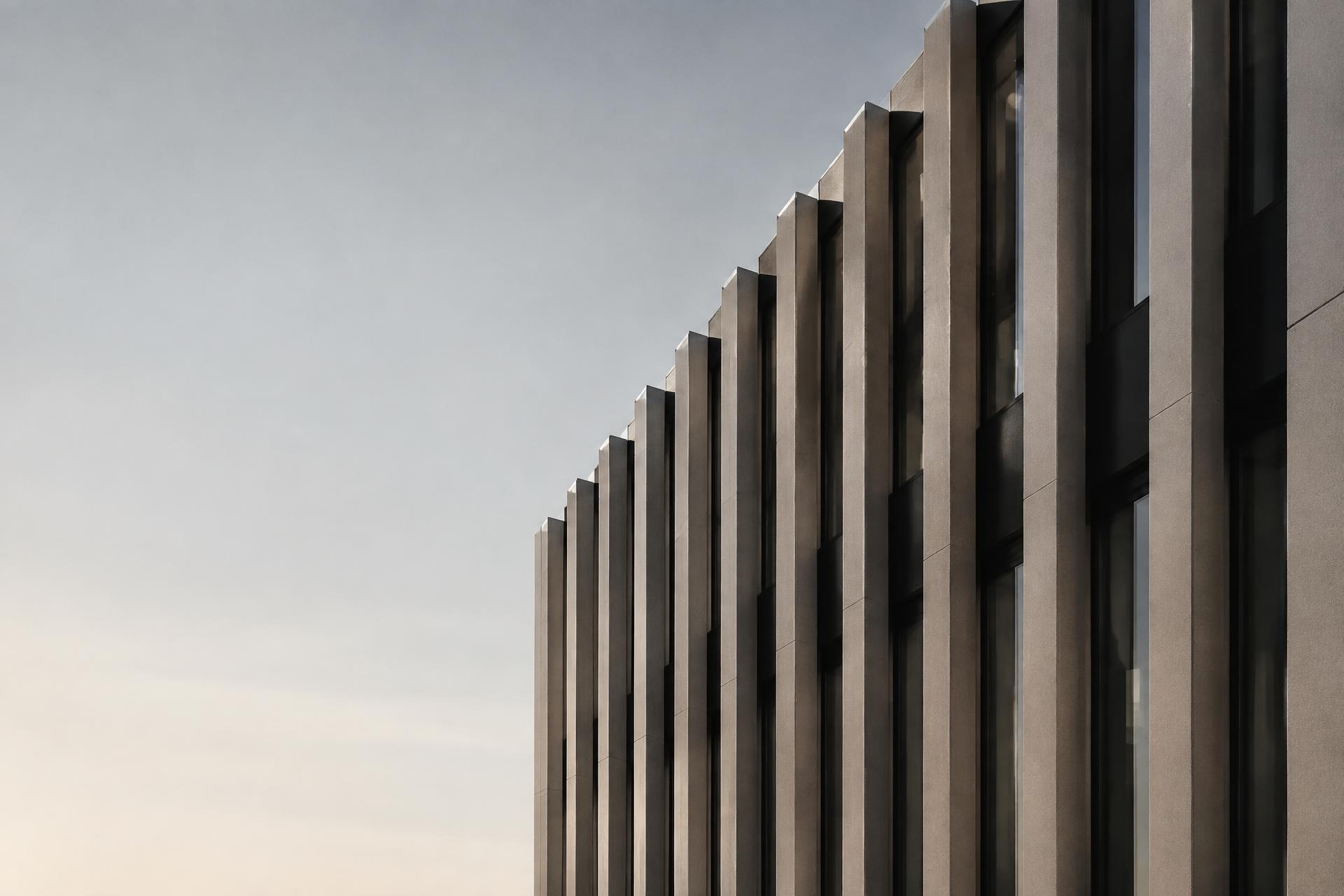 Fachada de edifício corporativo contemporâneo em linhas verticais
